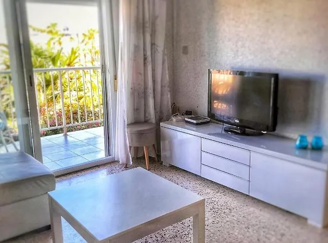 Primera Linea De Playa A 1km Del Puerto De Apartman